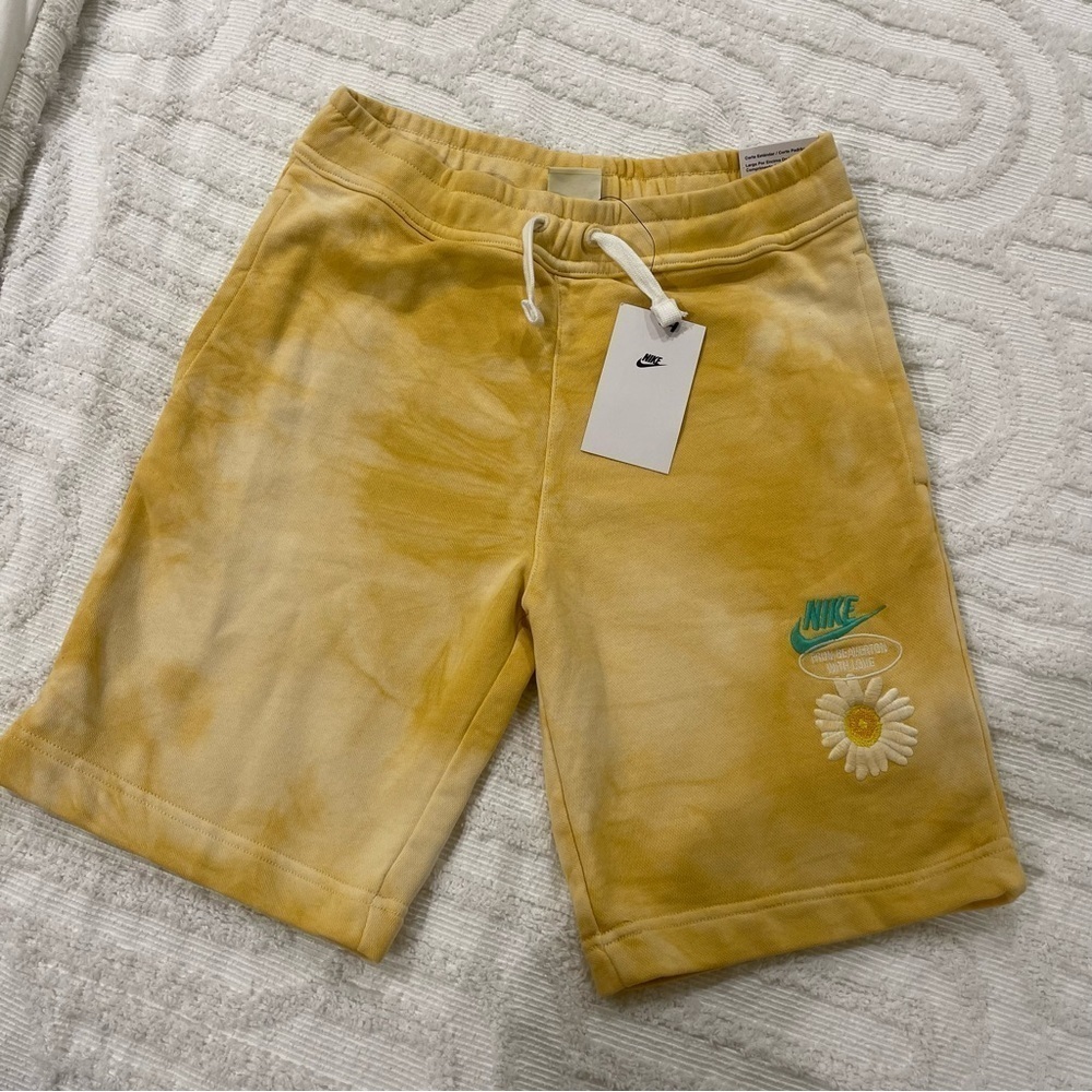 Nike Sportswear
Big Kids' (Boys') French Terry Shorts new with tags medium